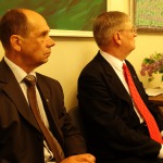 Barikāžu aizstāvjus sveica tā laika Tautas Frontes priekšsēdētājs Romualds Ražuks un Barikāžu muzeja direktors Renārs Zaļais. 