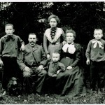 Briežu ģimene Kandavas pagasta Valdeķu muižā 1903.gadā. No kreisās: Heinrihs, Pēteris, Malvīne, Kārlis, Karlīne, Jānis