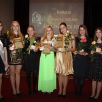 Nominanti 13-15 gadu vecuma grupā, no kreisās: Rūta Liepa, Andžela Caune, Helēna Pētersone, Sintija Zauerhagena, Antra Adiene, Katrīna Marta Krūmiņa, Elīna Ķēniņa