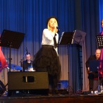 Koncertā dziedāja  Aija Andrejeva un ansambļa "Knīpas un knauķi" dalībnieces, muzicēja komponists Jānis Lūsēns ar pavadošo grupu.