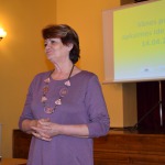 Ideju darbnīcu dalībniekus Vānē uzrunā pagasta pārvaldes vadītāja Daina Priede