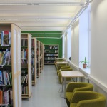 Saku pašvaldības ēkā atrodas arī bibliotēka.