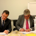 Kandavas novada domes priekšsēdētājs Normunds Štoferts un Strängnäs Kommun mērs Leif Linström paraksta sadarbības līgumu