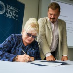 Mecenāti Boriss un Ināra Teterevi paraksta apņemšanos turpināt atbalstu kopienu fondiem. Foto: Ilmārs Znotiņš.