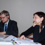 Projekta vadītājs Deniss Kretalovs un moderatore Kristīne Liepiņa vada diskusiju Limbažu novada domē