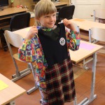 Vānes pamatskolas 1.klases skolniece Krista saņem savu jauno skolas formu