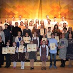 Novada skolu skatuves runas konkursa dalībnieki, skolotājas un žūrija