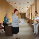 Komisiju sagaida Kandavas internātvidusskolas direktore Elita Lavrinoviča.