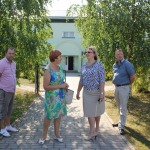 Zantē komisiju sagaida skolas direktore Kristīne Elksnīte un pagasta pārvaldnieks Jānis Kālis.