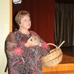 Mājasmāte - Cēres kultūras dzīves organizatore Līga Roze nodod stafeti Kandavai, kas Teātra ražas svētkus rīkos nākamgad
