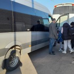 Ar autobusu Engures vidusskolas dienesta Viesnīcā ierodas mazie basketbolisti