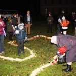 Noslēgumā klātesošie, ņemot līdzi sarkanas un baltas sveces, devās uz parku, lai tur kopīgi izveidotu sveču Latviju.