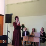 Paldies mūzikas skolotājai Evai Šepetovskai saka skolas direktore Daiga Puga