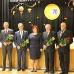 Svinīgās ceremonijas laikā tika apbalvoti tehnikuma pedagogi par mūža darbu Kandavas Lauksaimniecības tehnikumā. No labās: Jānis Zīverts, Ilgvars Dišlers, direktore Dace Rozentāle, Alfreds Petrovičs, Ilmārs Pelīte, Ilmārs Priedītis.